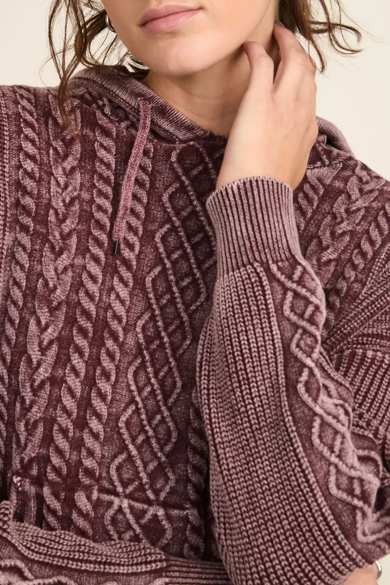 Buzo con capucha tejido con trenzas y bolsillo canguro delantero de Cuesta Blanca en Buzos y Sweaters para argentina