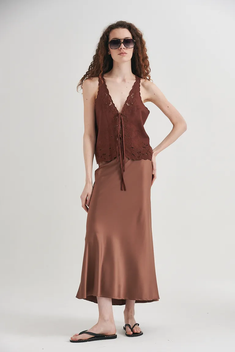 Falda midi de satén en un tono marrón, diseño elegante y versátil de Sweet en Faldas para argentina