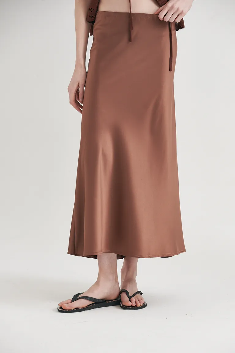 Falda midi de satén en un tono marrón, diseño elegante y versátil de Sweet en Faldas para argentina