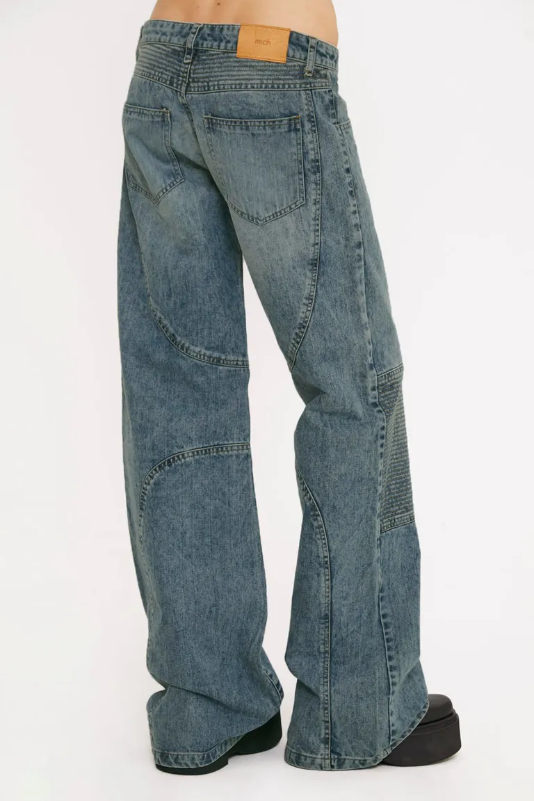 Jean de tiro bajo con diseño motoquero, amplios paneles en rodillas y costuras decorativas visibles de 47 Street en Pantalones para argentina