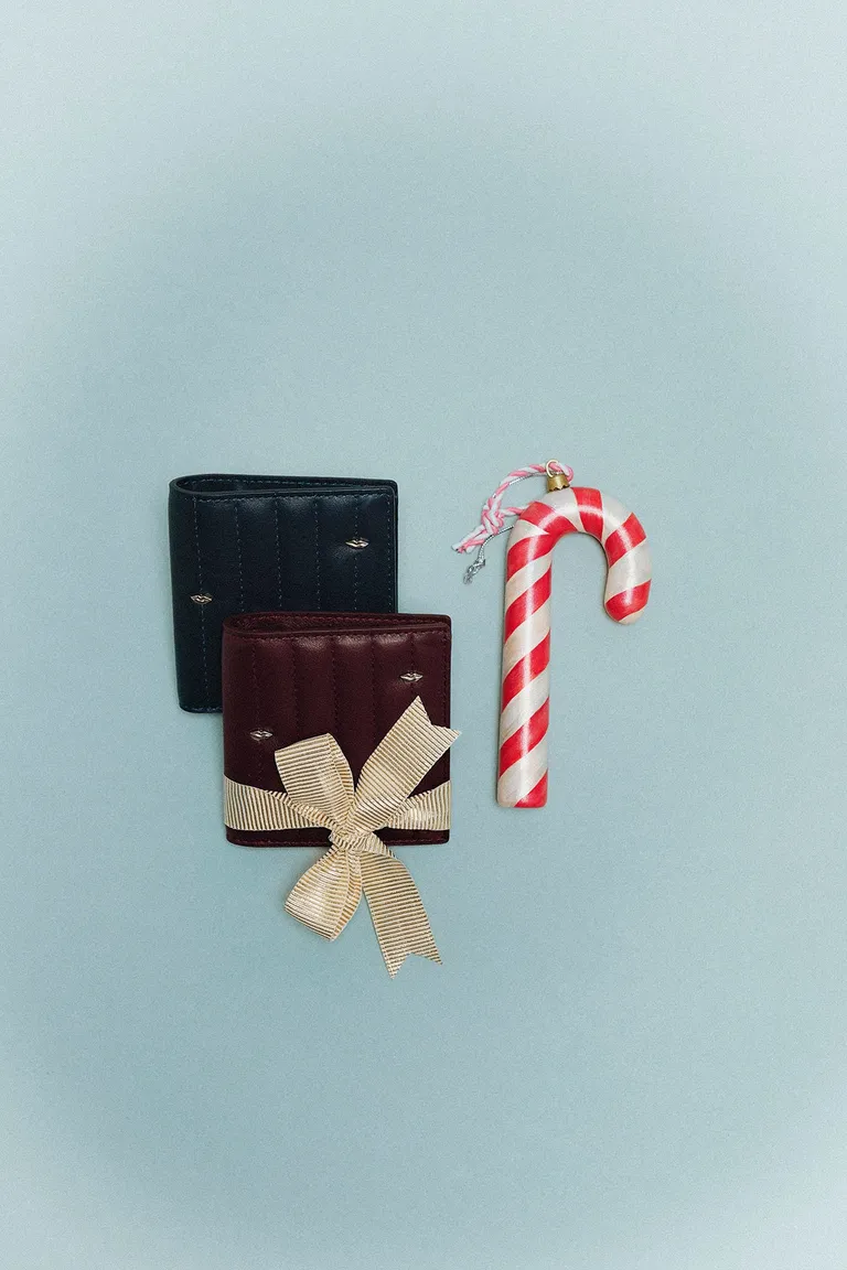 Billetera de cuero matelaseada con apliques decorativos de Jazmin Chebar en Billeteras y Monederos para argentina