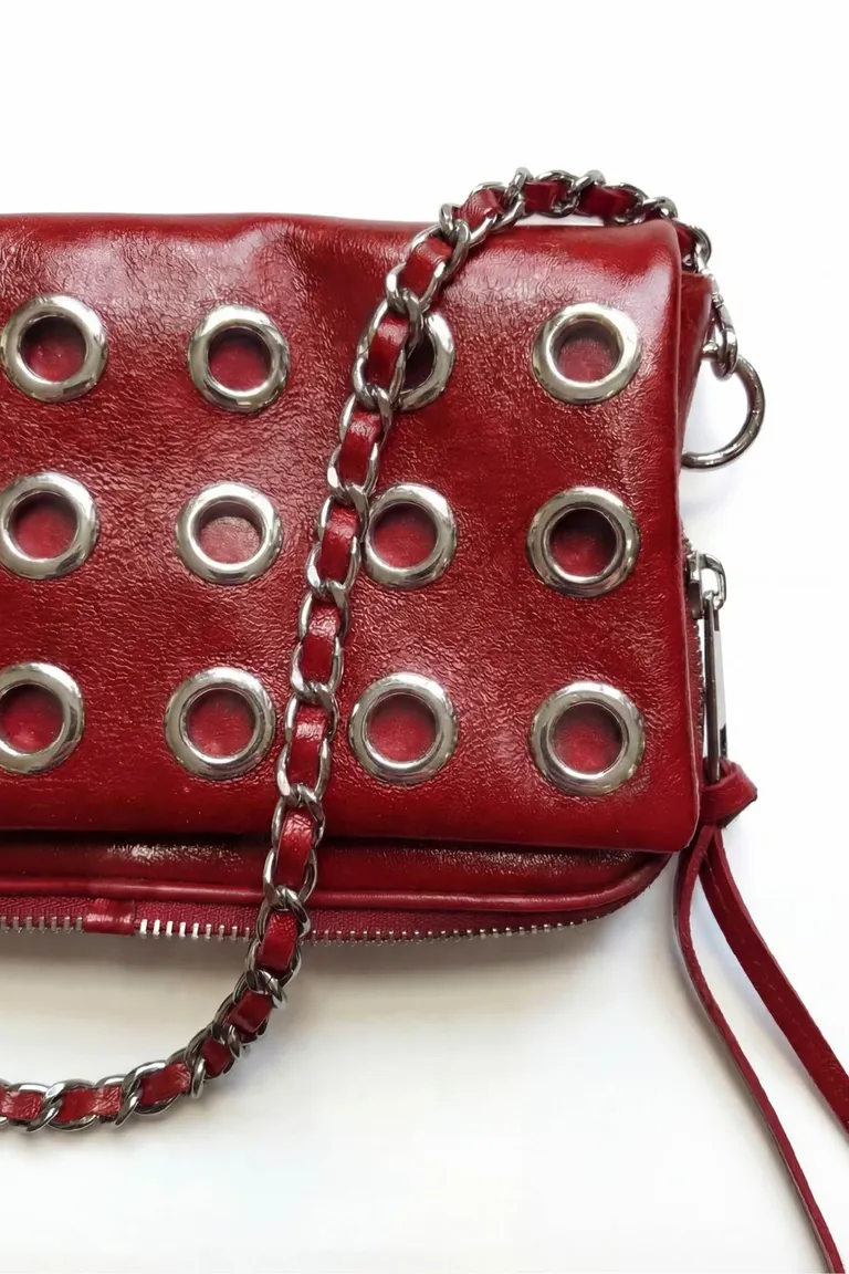 Cartera con ojales metálicos decorativos y correa de cadena entrelazada con compartimento principal espacioso de Maria Cher en Bolsos y Carteras para argentina