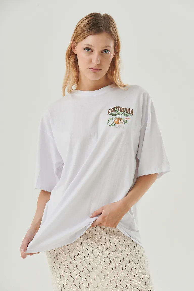 Remera blanca de corte holgado con estampa california orange en la espalda de Sweet en Remeras para argentina