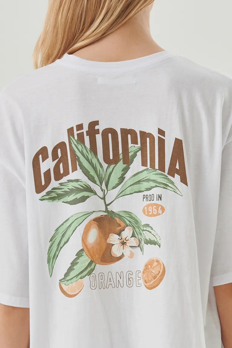 Remera blanca de corte holgado con estampa california orange en la espalda de Sweet en Remeras para argentina