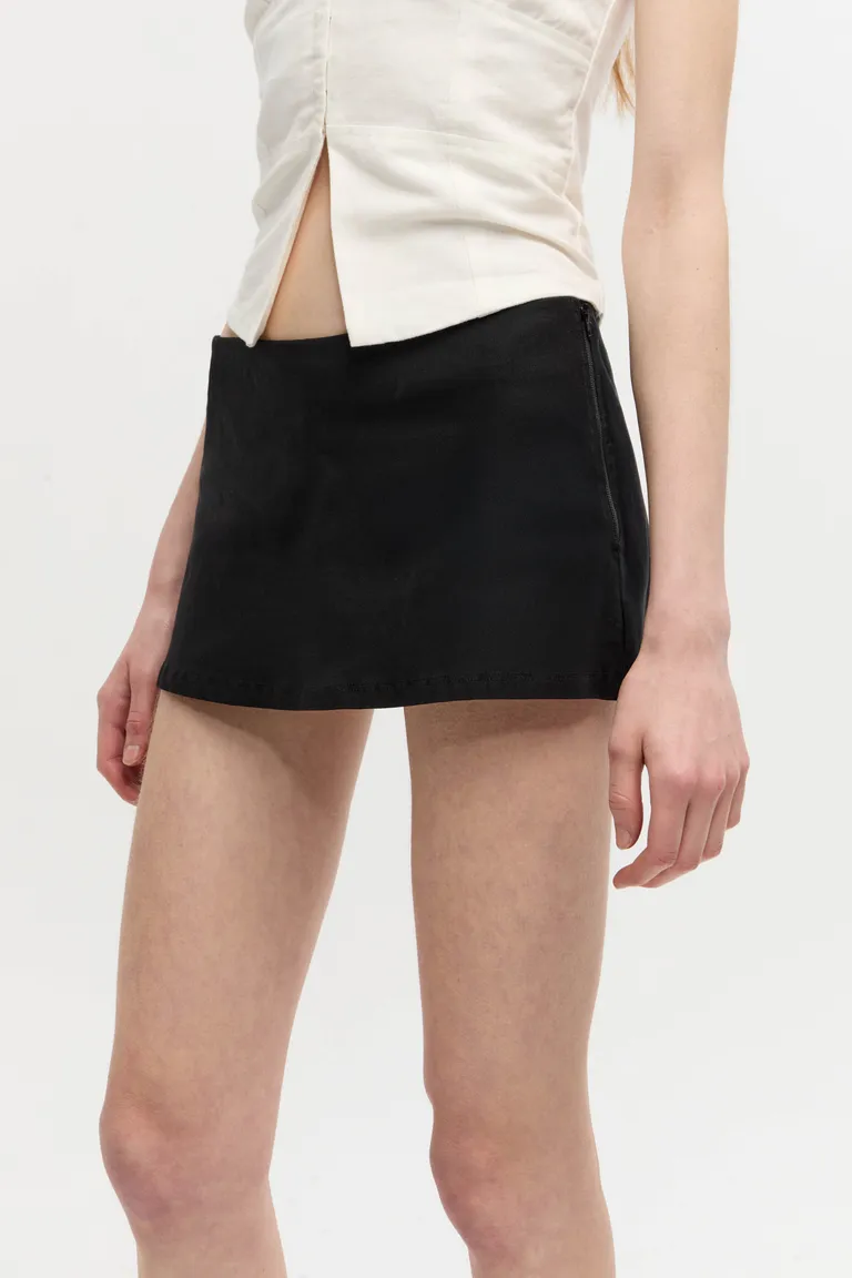 Minifalda con short interior en bengalina de tiro bajo y cierre lateral de Ay Not Dead en Faldas para argentina