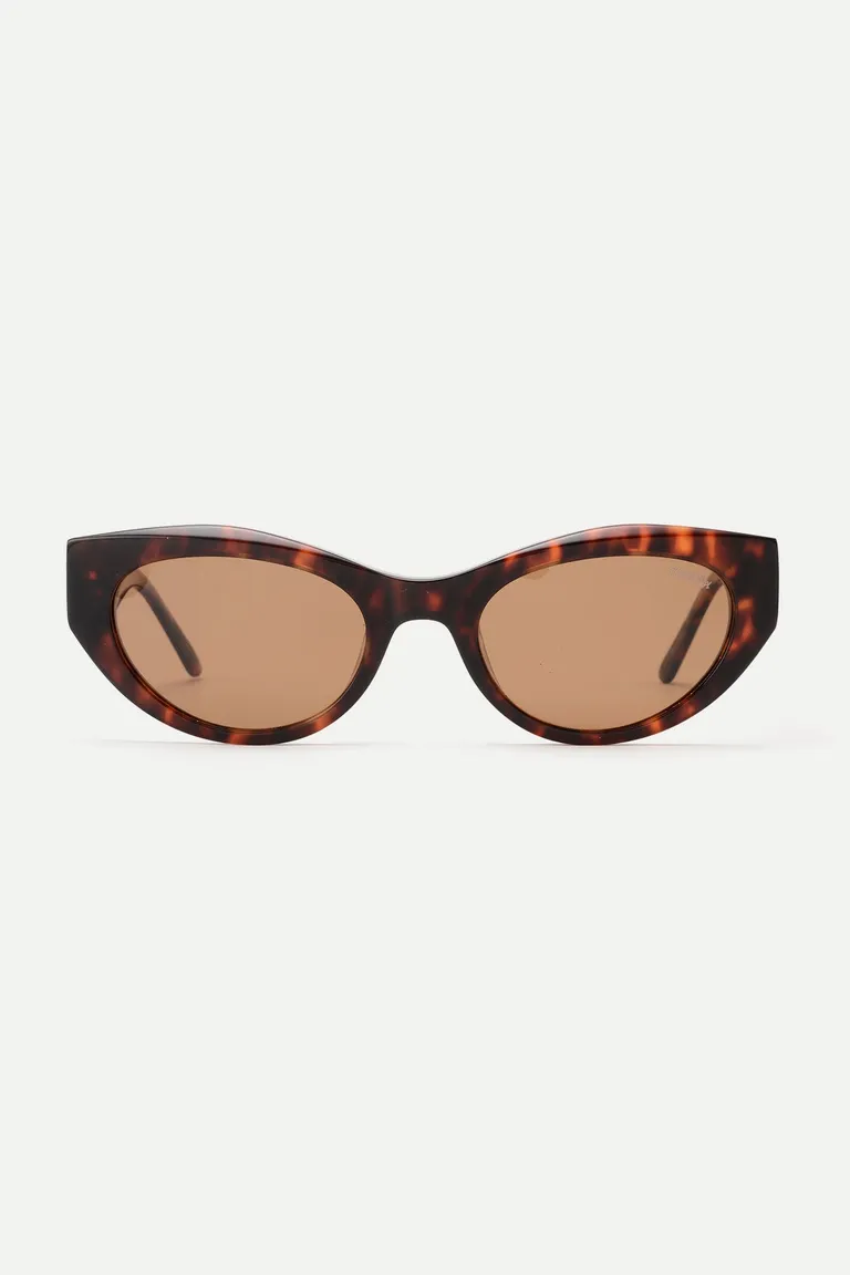Anteojos de sol de montura gruesa en tono marrón con protección UV de Ay Not Dead en Anteojos para argentina