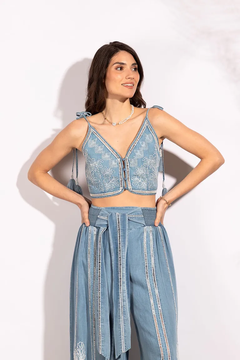 Top corto con escote en V bordados florales y lazos ajustables en hombros de Indiastyle en Tops para argentina