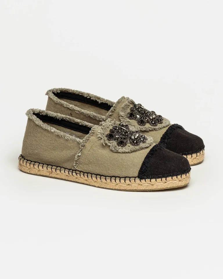 Alpargata bordada en tonos naturales, diseño elegante y versátil de Prüne en Alpargatas para argentina