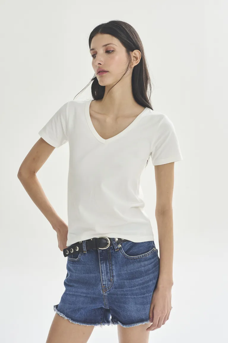 Remera de corte v de manga corta para mujer de Akiabara en Remeras para argentina