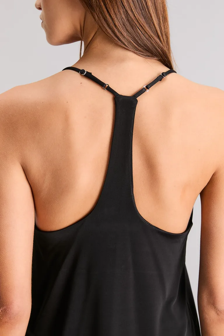Top negro de tirantes finos y escote profundo en V para un look elegante y versátil de Kosiuko en Tops para argentina