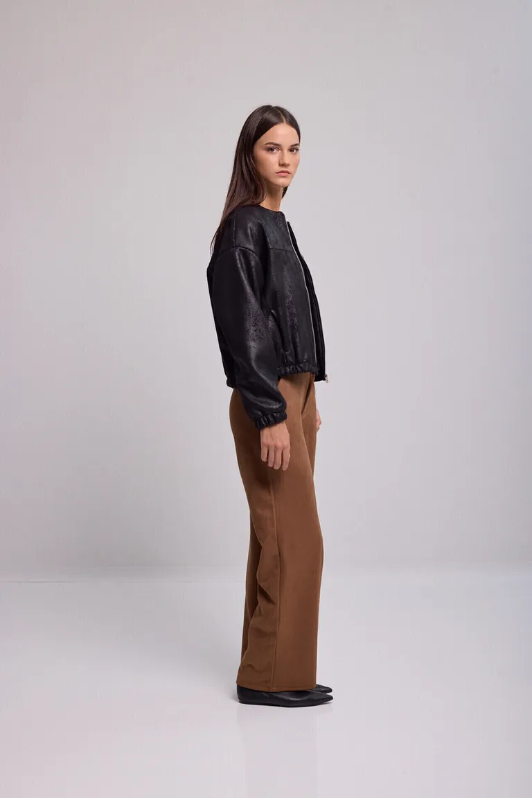 Chaqueta de corte cuadrado con cuello redondo, cierre metálico frontal, bolsillos laterales y puños elásticos de Kill en Chaquetas para argentina