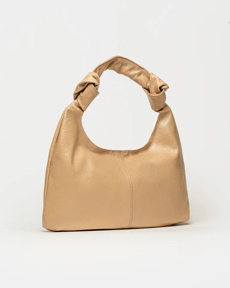 Cartera de mano con manijas anudadas y diseño minimalista de silueta blanda de Prüne en Bolsos y Carteras para argentina