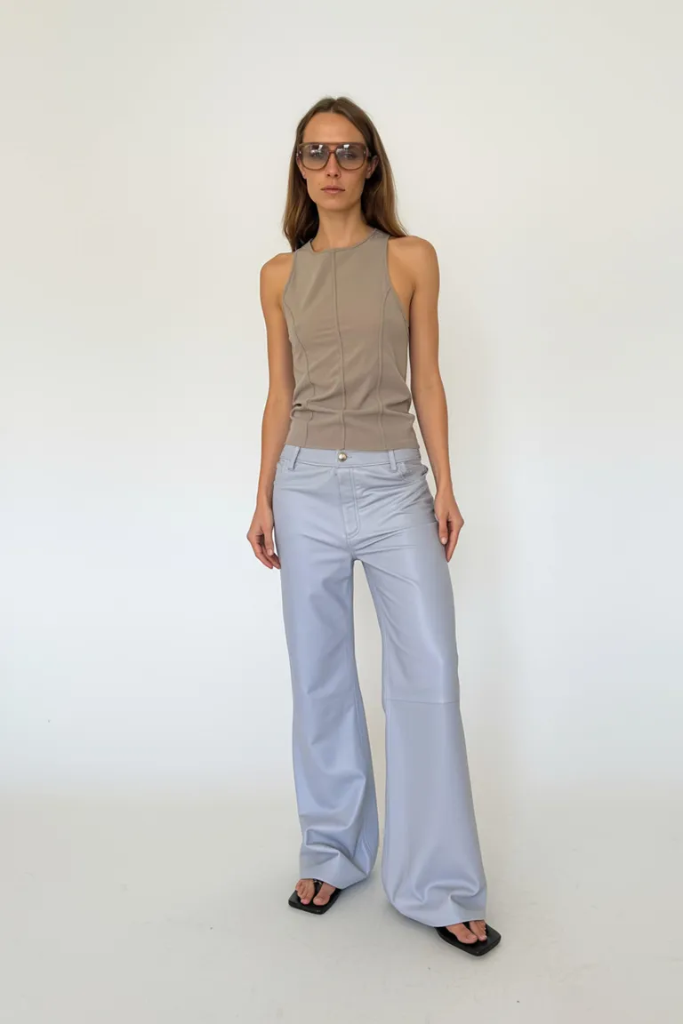 Pantalón de cuero de oveja con tiro medio y forro de tafeta en color celeste de Maria Cher en Pantalones para argentina