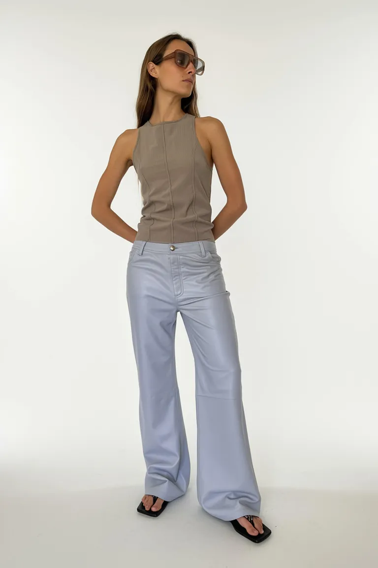 Pantalón de cuero de oveja con tiro medio y forro de tafeta en color celeste de Maria Cher en Pantalones para argentina