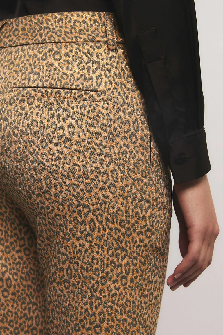 Pantalón de mujer corte flare con diseño jacquard y cierre frontal clásico de Kosiuko en Pantalones para argentina