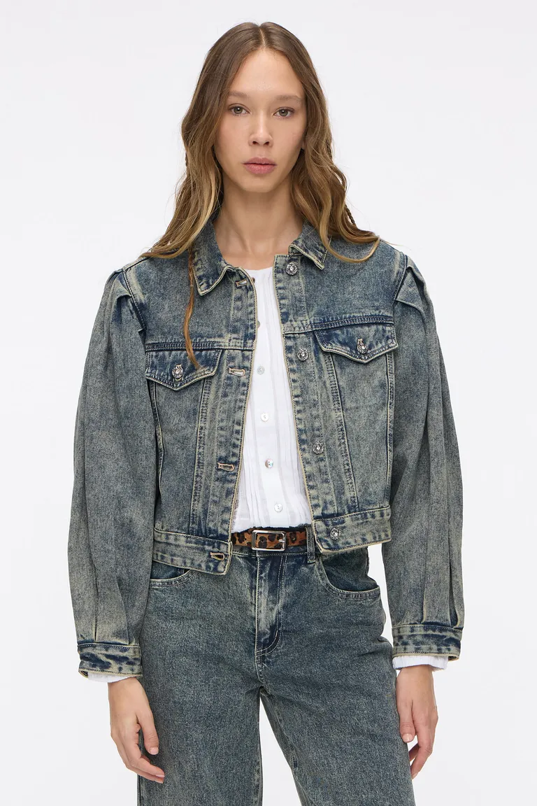 Campera corta de denim con mangas abullonadas y botones frontales de Cuesta Blanca en Chaquetas para argentina