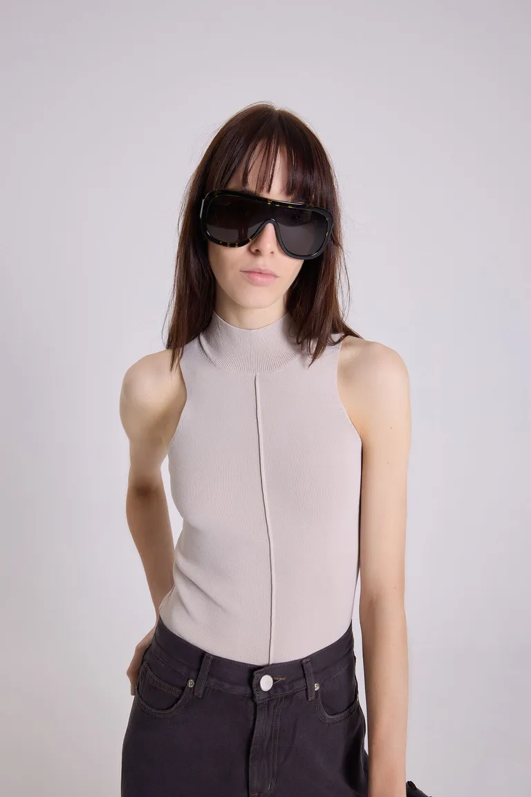 Musculosa básica sin mangas con escote redondo y silueta entallada de Maria Cher en Tops para argentina