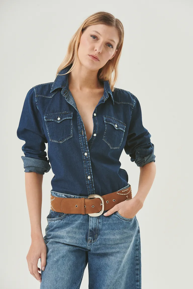 Camisa de denim azul con detalles modernos y ajuste cómodo de Sweet en Camisas para argentina