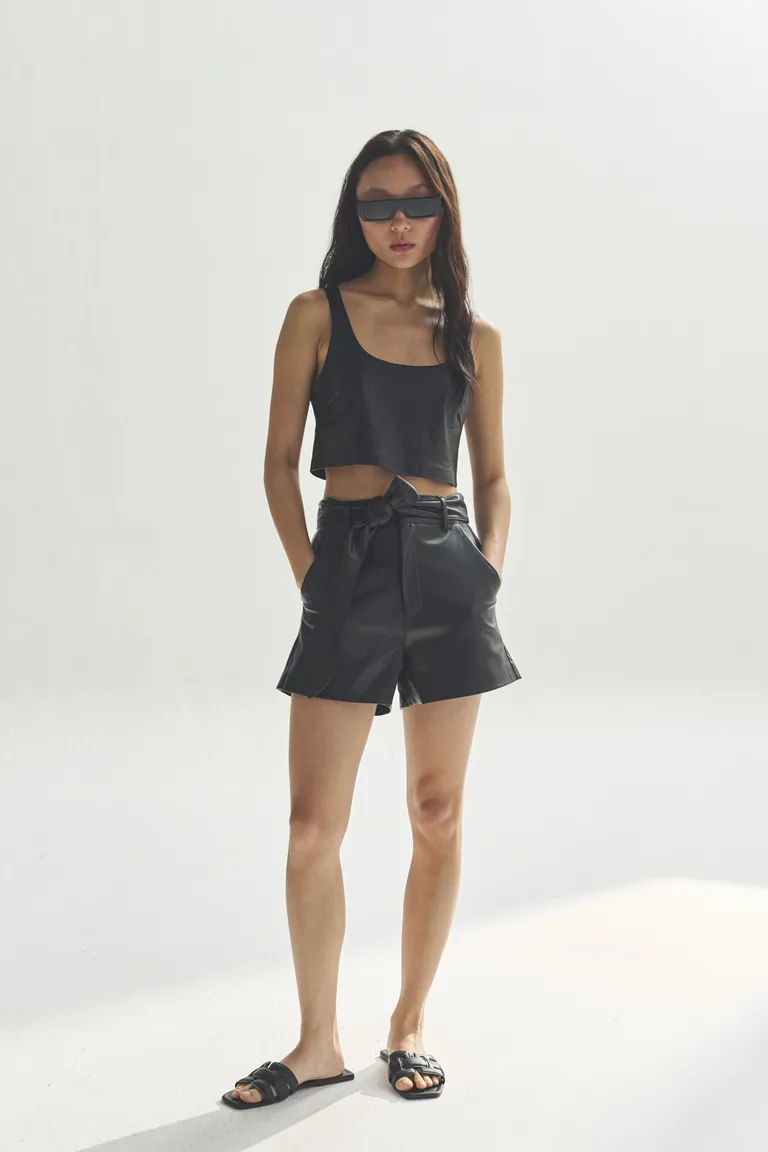 Top negro de estilo minimalista para una imagen casual y sofisticada de Akiabara en Tops para argentina