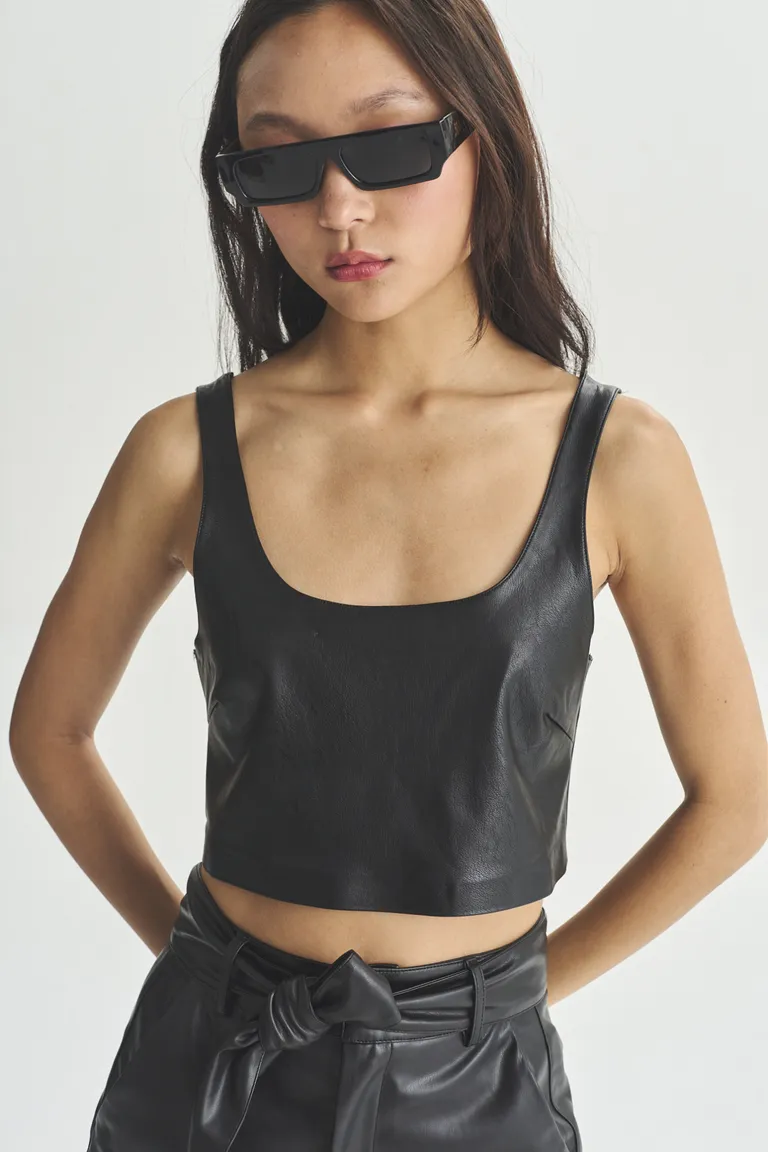 Top negro de estilo minimalista para una imagen casual y sofisticada de Akiabara en Tops para argentina