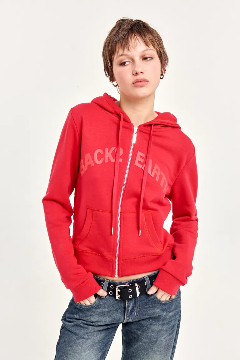 Campera deportiva con capucha y diseño gráfico en rojo de 47 Street en Buzos y Sweaters para argentina