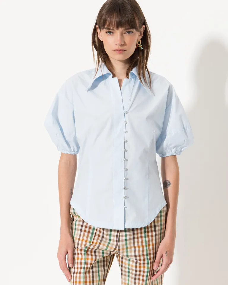 Camisa blanca de corte holgado y diseño atemporal de Jazmin Chebar en Camisas para argentina