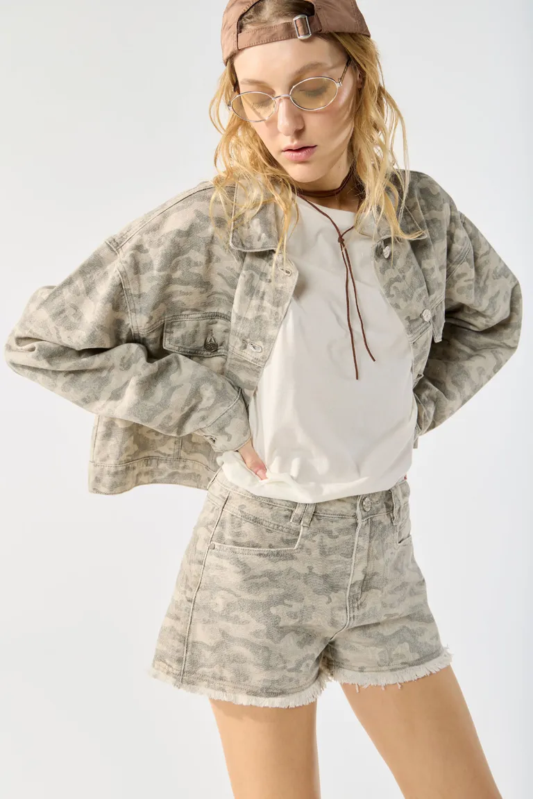 Chaqueta de gabardina con estampado camuflado y corte de jean para una apariencia casual y de tendencia de Cuesta Blanca en Chaquetas para argentina