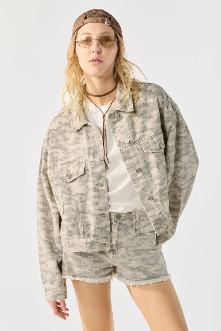 Chaqueta de gabardina con estampado camuflado y corte de jean para una apariencia casual y de tendencia de Cuesta Blanca en Chaquetas para argentina