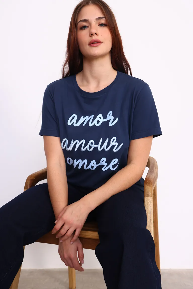 Remera de algodón con diseño en español 'amor, amour, amore' en relieve de Yagmour en Remeras para argentina