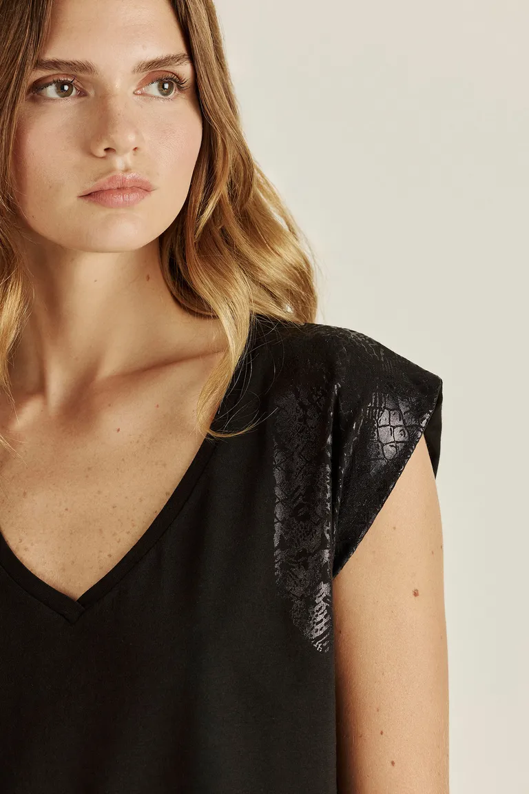 Remera negra de diseño exclusivo con aplique metalizado de Tucci en Remeras para argentina