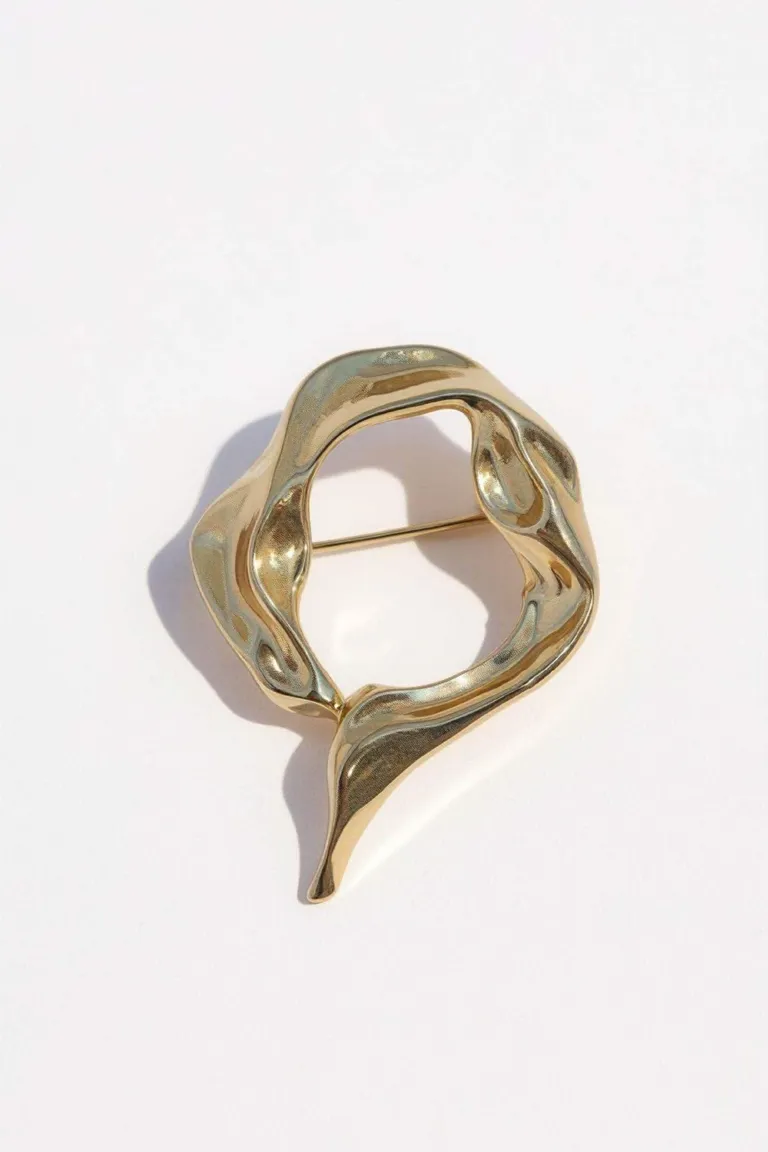 Broche de diseño orgánico con forma abstracta y líneas fluidas para accesorios de indumentaria de Maria Cher en Bijouterie para argentina