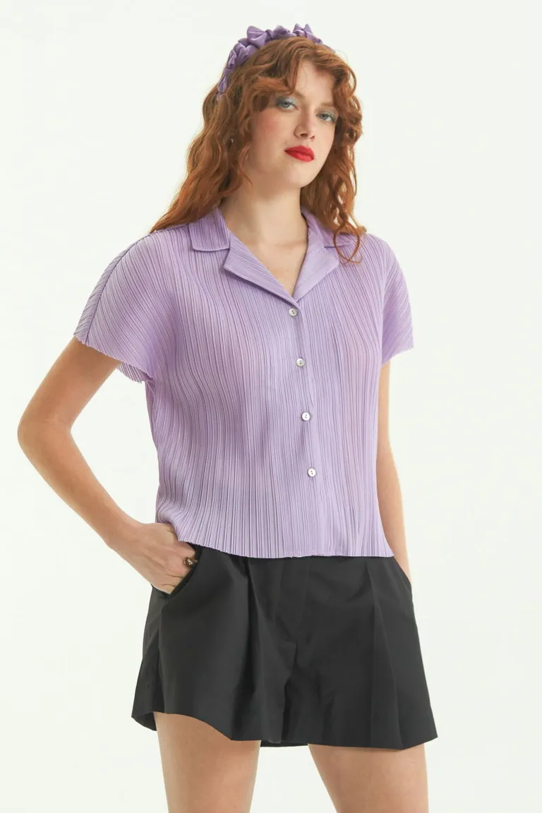 Camisa manga corta plisada con escote V y botones de perla, diseño versátil de Las Pepas en Camisas para argentina