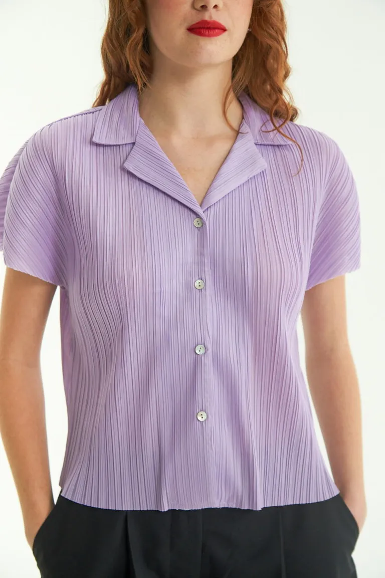 Camisa manga corta plisada con escote V y botones de perla, diseño versátil de Las Pepas en Camisas para argentina