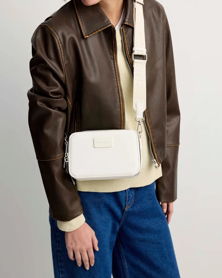 Bolso Rígido y Estructurado en Material Saffiano con Detalles Metálicos de Prüne en Bolsos y Carteras para argentina