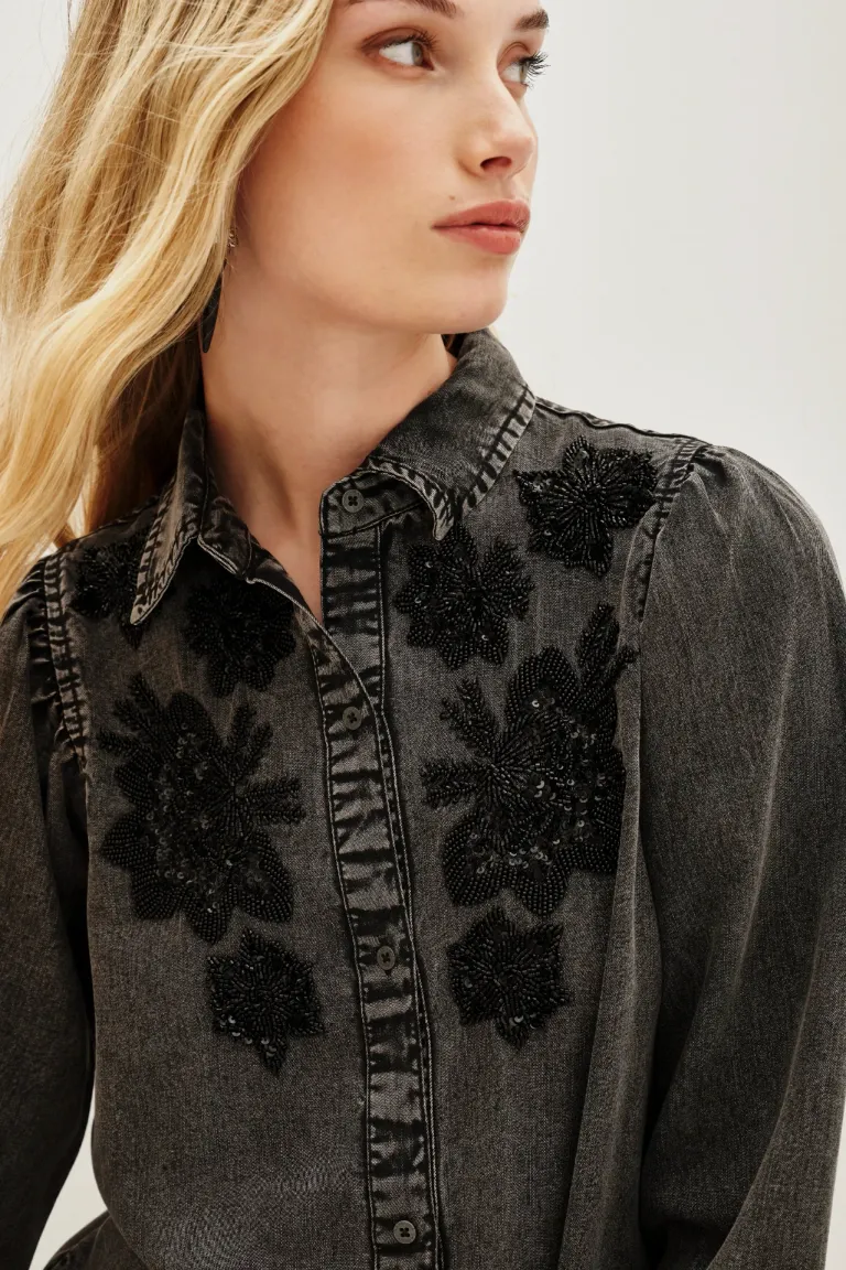 Camisa con bordado de flores y detalles de mostacillas en el frente de Rapsodia en Camisas para argentina