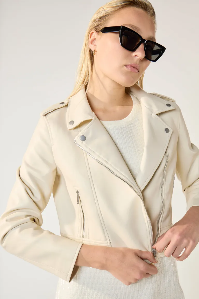 Chaqueta de cuero ecológico forrada estilo biker con cierre metálico y detalles distintivos de Cuesta Blanca en Chaquetas para argentina