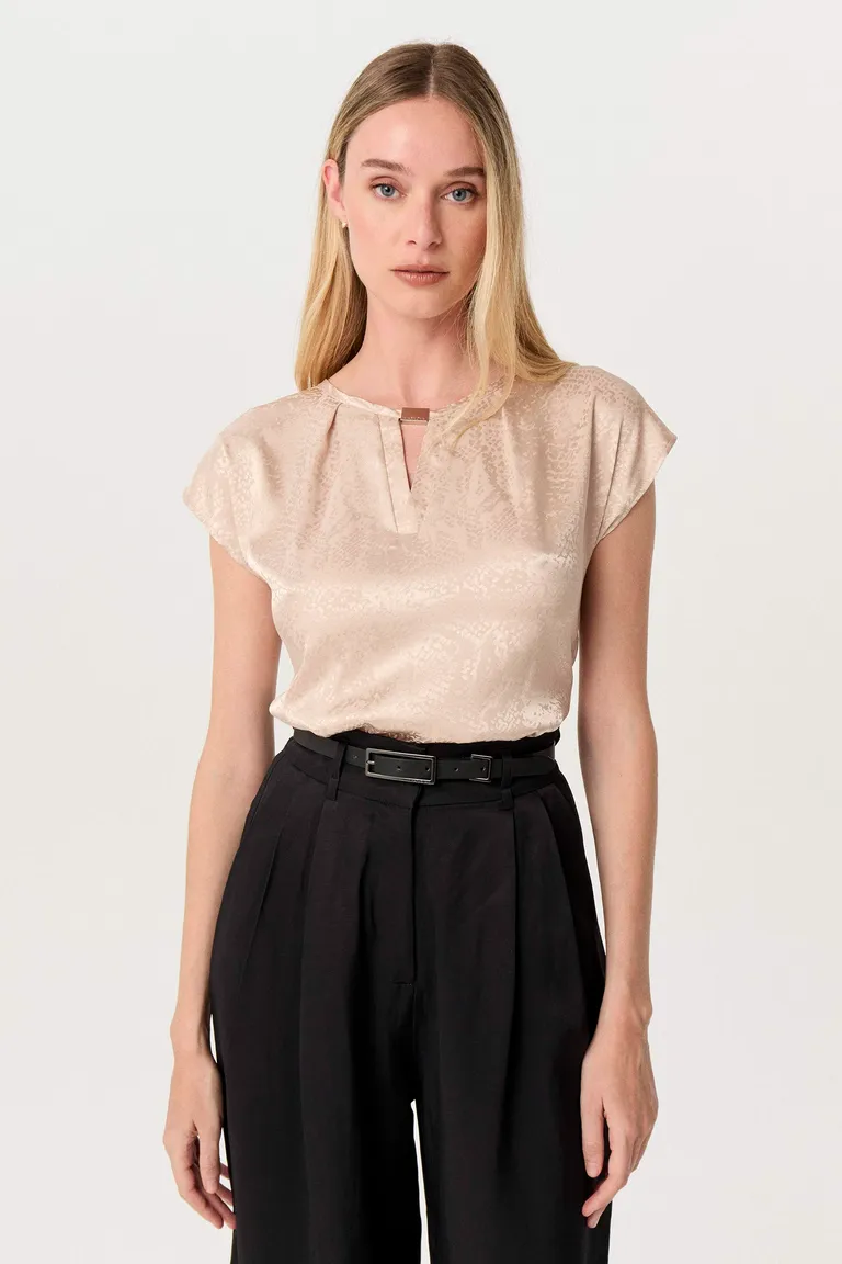 Blusa jacquard de seda con hombros caídos y cartera en cuello para un look elegante de Markova en Blusas para argentina