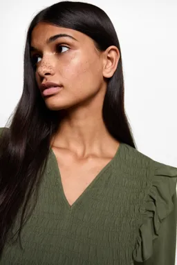 Blusa fruncida con volantes de Mango Teen en Blusas para argentina