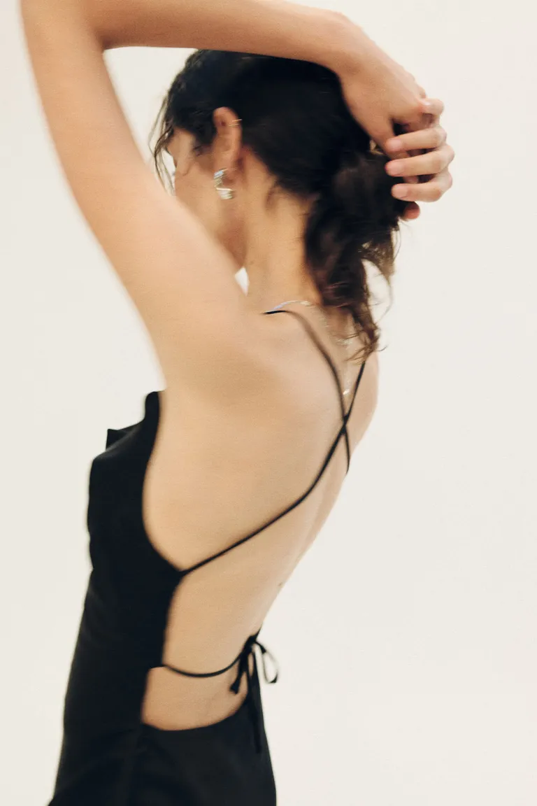 Vestido de satén negro con espalda descubierta y buche en el escote - Ideal para eventos formales y elegantes de Cuesta Blanca en Vestidos para argentina