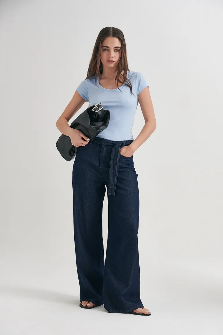 Pantalón ancho de tiro alto en denim de espesor fino, diseño de silueta amplia y cómoda. de Sweet en Pantalones para argentina