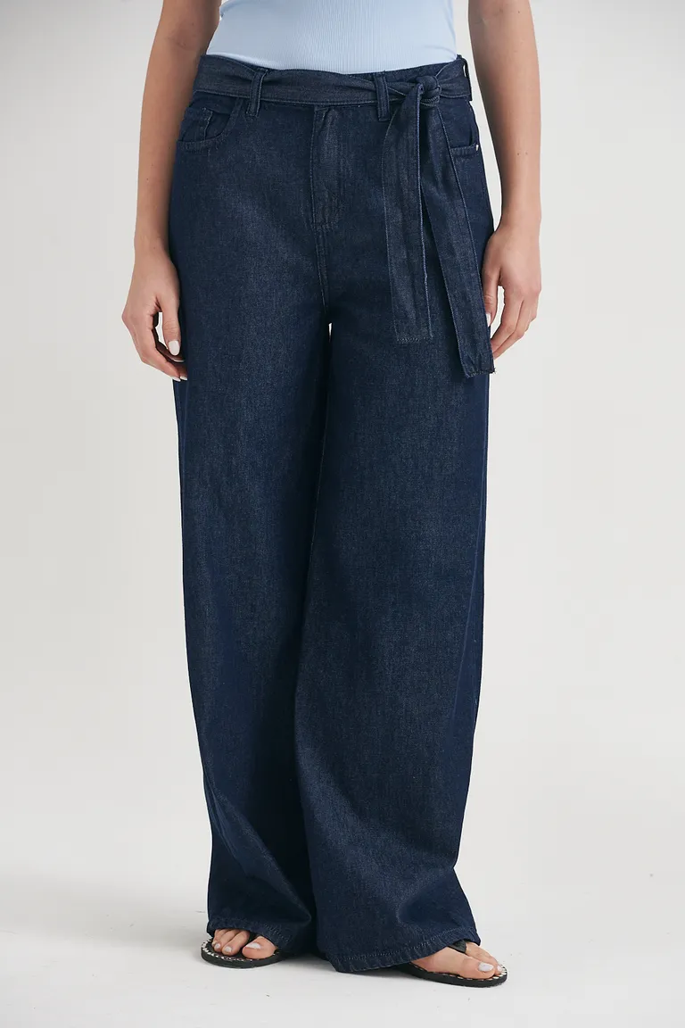 Pantalón ancho de tiro alto en denim de espesor fino, diseño de silueta amplia y cómoda. de Sweet en Pantalones para argentina