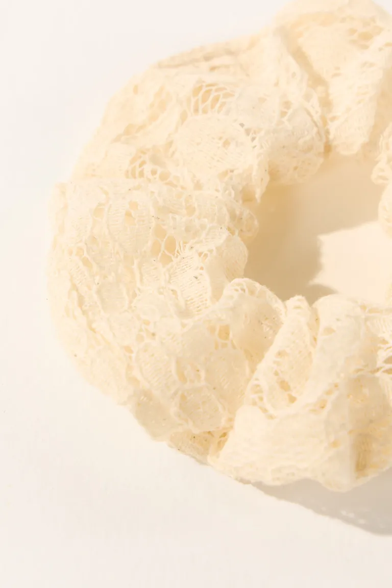 Scrunchie grande con encaje detallado para cabello accesorio de peinado de Cuesta Blanca en Bufandas y Pañuelos para argentina