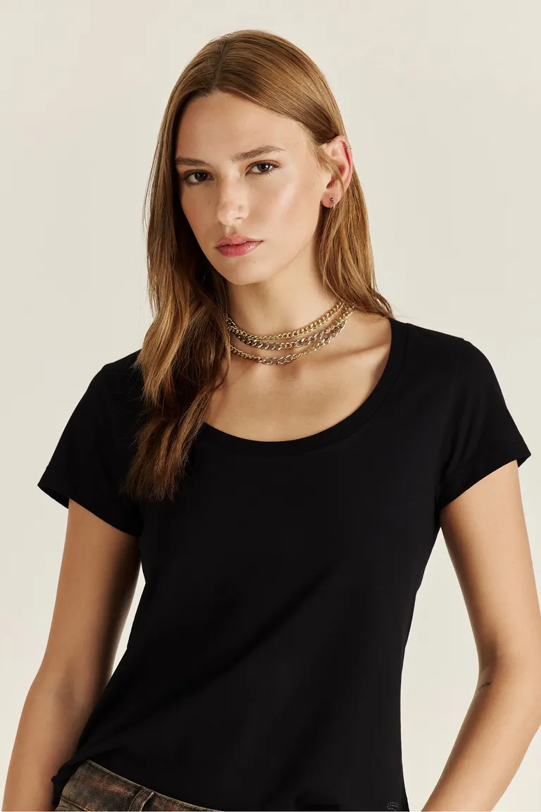 Remera negra de algodón con escote pronunciado y dije con logo de Tucci en Remeras para argentina