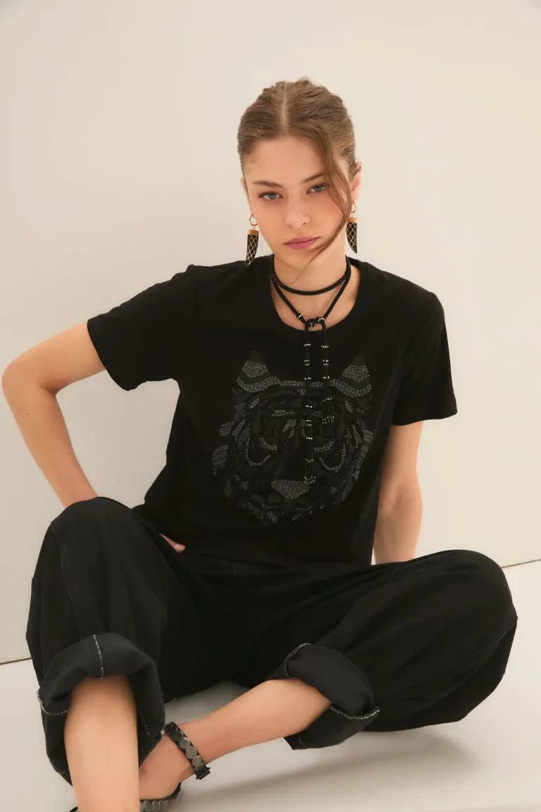 Remera negra con estampado de tigre en foil y bordado de lentejuelas de Rapsodia en Remeras para argentina