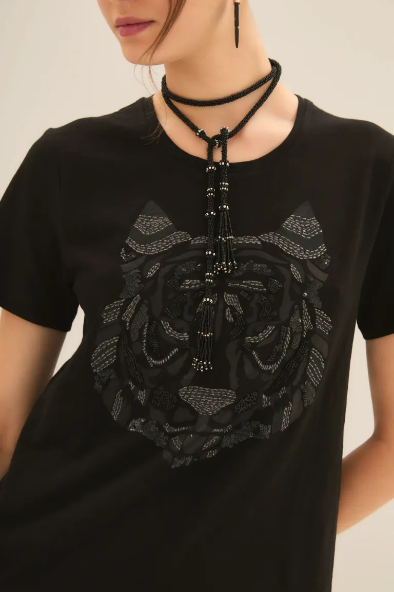 Remera negra con estampado de tigre en foil y bordado de lentejuelas de Rapsodia en Remeras para argentina