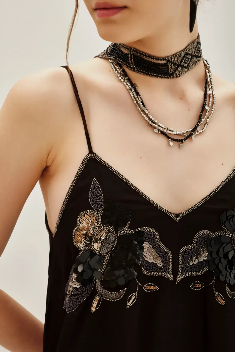 Vestido largo amplio con breteles regulables y escote en v con bordados de pedrería de Rapsodia en Vestidos para argentina