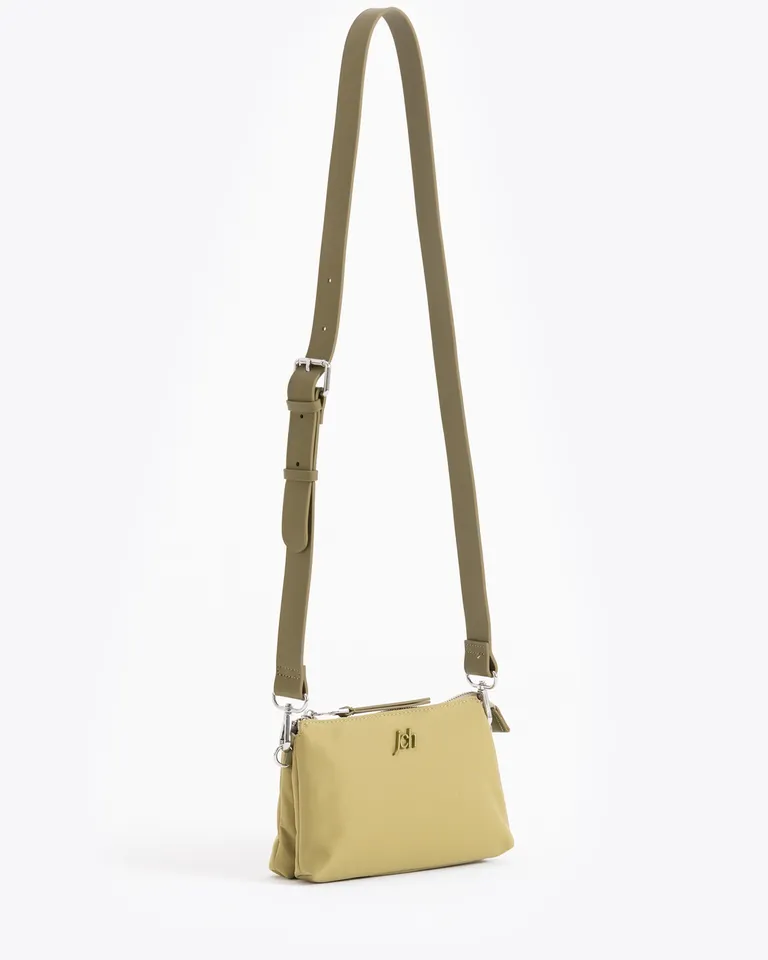 Mini cartera con cierre superior y correa regulable con aplique metálico frontal de Jazmin Chebar en Bolsos y Carteras para argentina