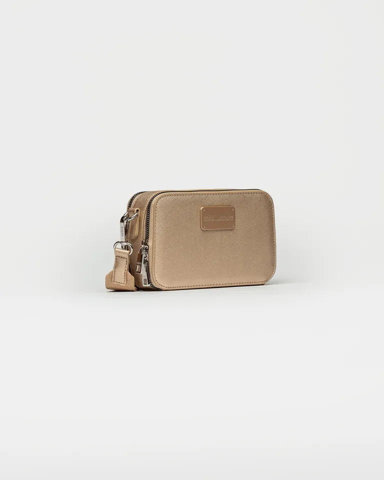 Mini bolso de mano rígido y estructurado en material saffiano con detalles metálicos de Prüne en Bolsos y Carteras para argentina