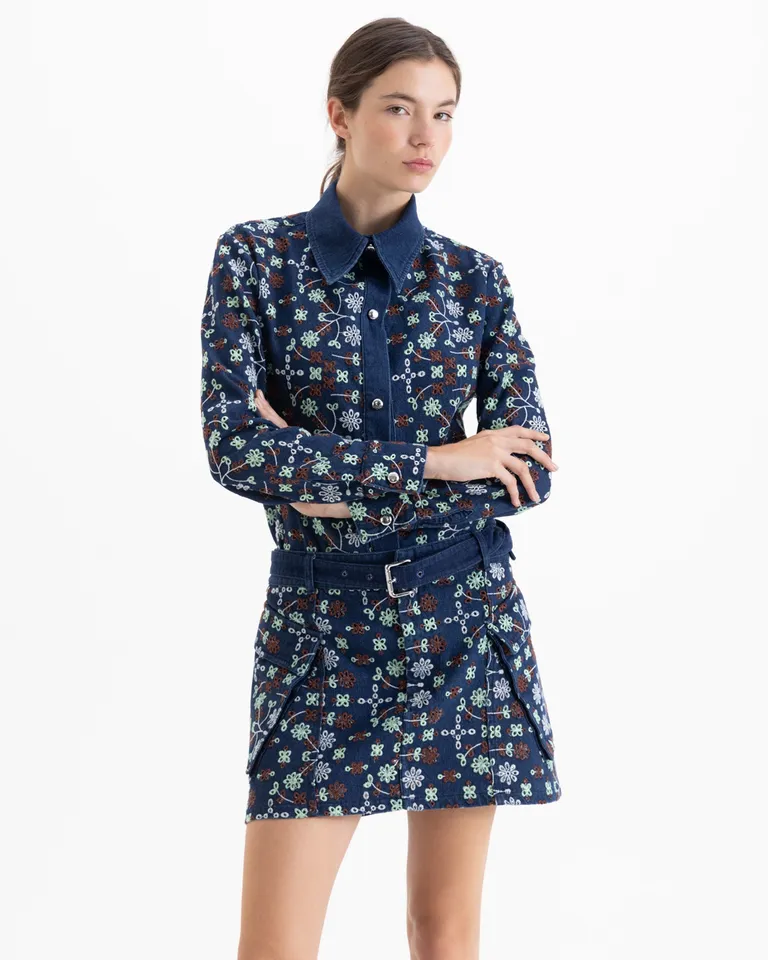 Falda corta de jean con diseño estampado y bolsillos laterales de estilo cargo de Jazmin Chebar en Faldas para argentina