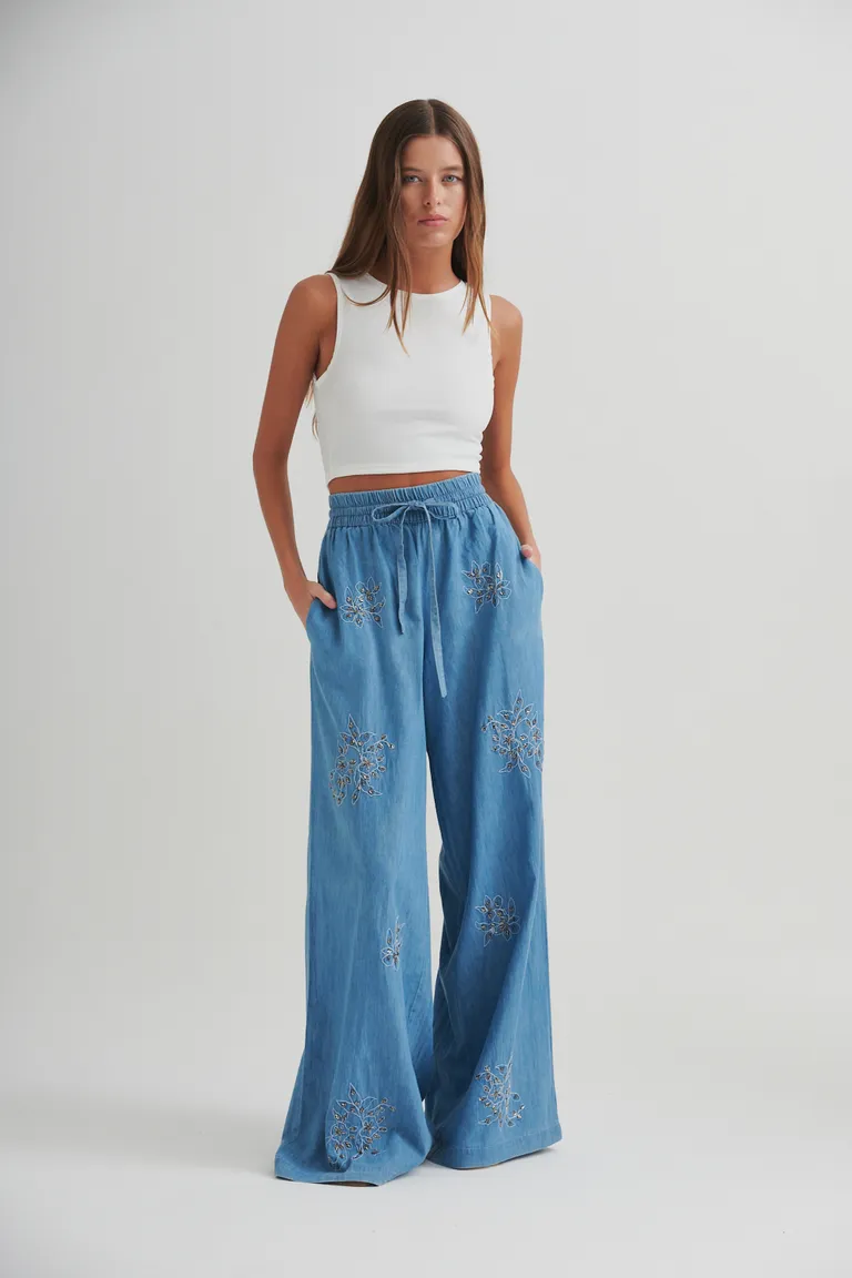 Pantalón amplio de algodón denim con bordados florales artesanales de Sweet en Pantalones para argentina